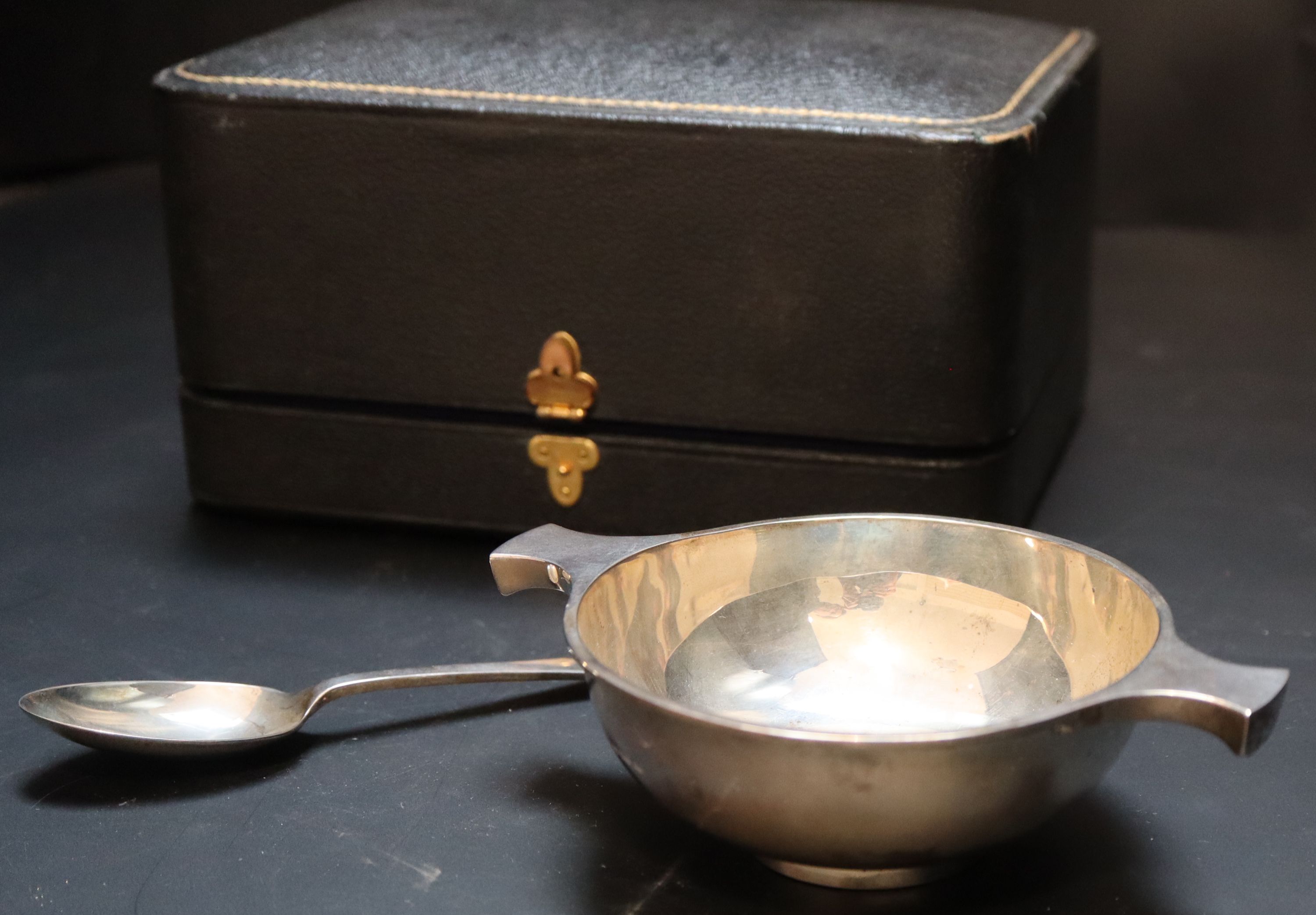 A George V cased silver quaich and spoon, 5oz.